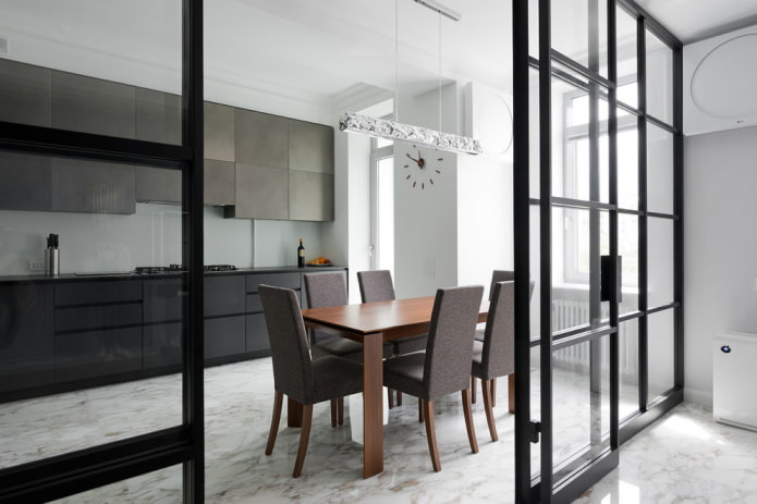 linoleum onder de steen in het interieur van de keuken