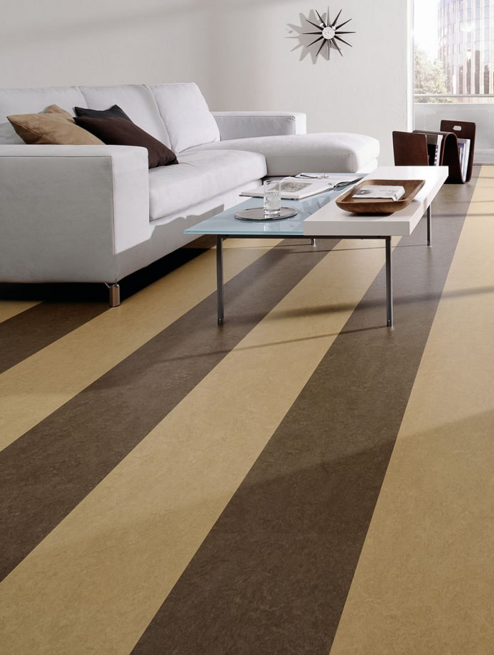 gestreept linoleum in het interieur van de woonkamer