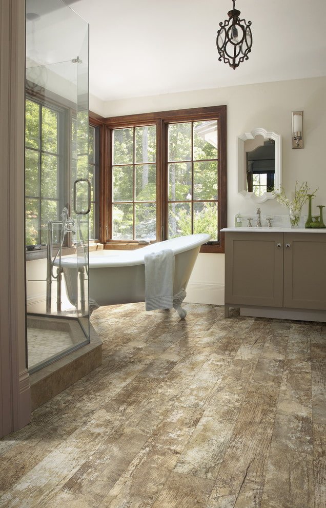 linoleum op de vloer in het badkamerinterieur
