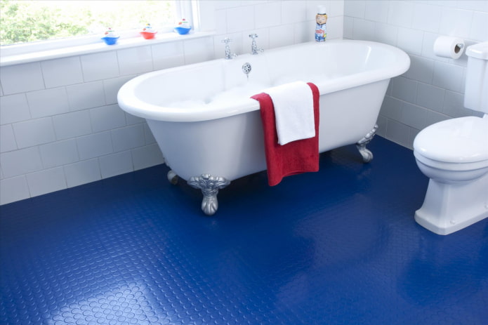linoleum op de vloer in het badkamerinterieur