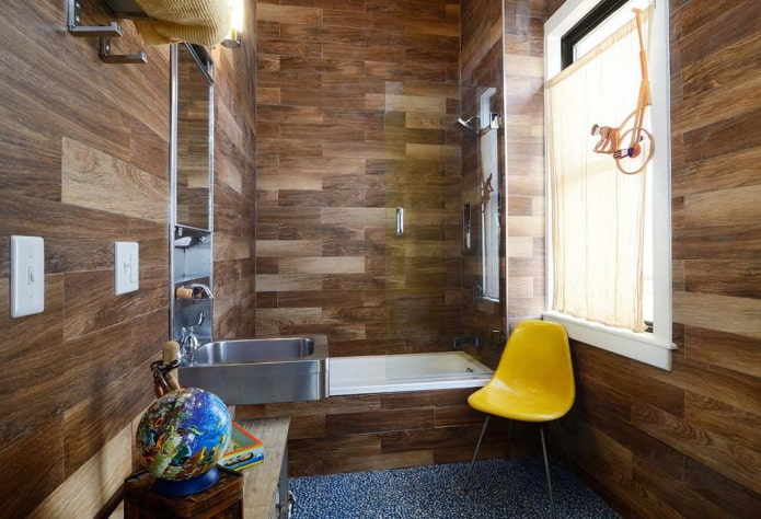 linoleum op de muren in het badkamerinterieur