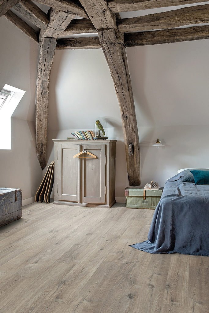 linoleum met houtmotief in het interieur van de slaapkamer