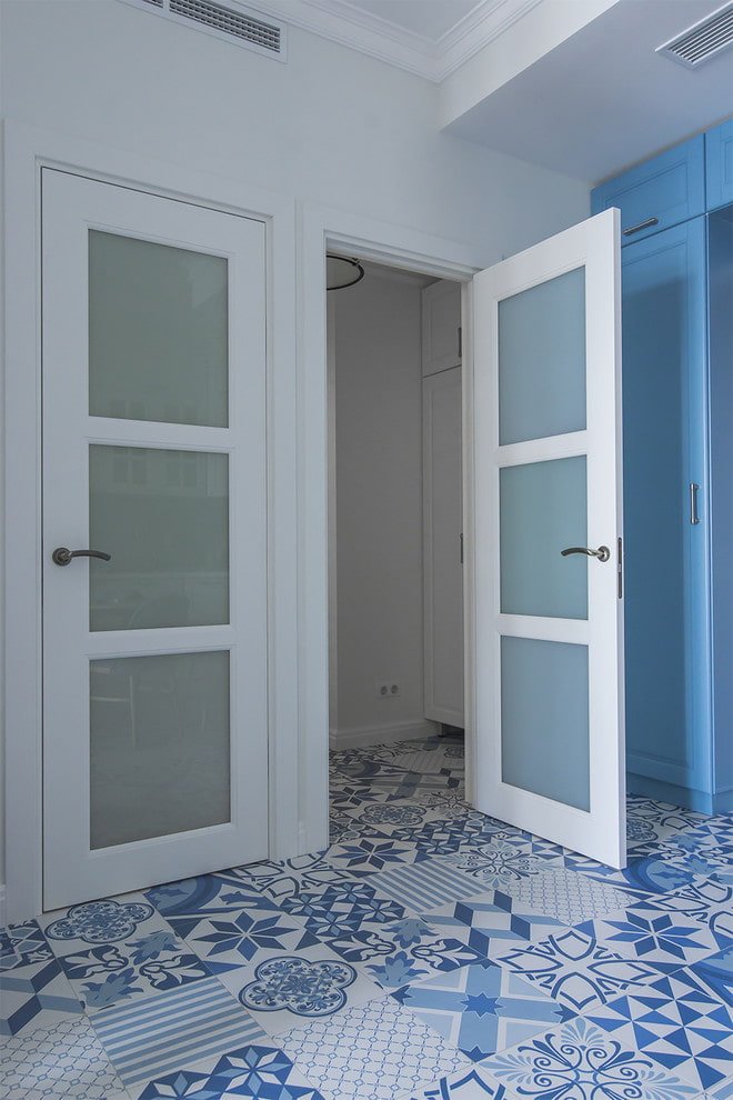 wit en blauw linoleum in de gang