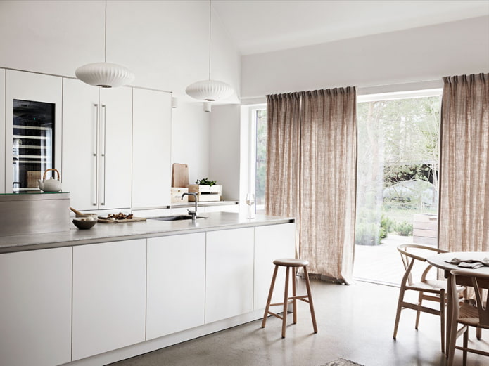 linnen gordijnen in het interieur van de keuken