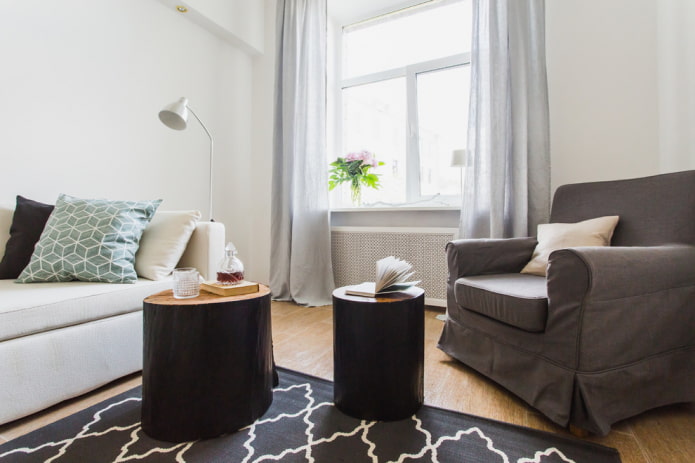 grijze linnen gordijnen in het interieur