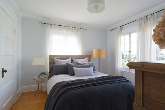 witte linnen gordijnen in de slaapkamer