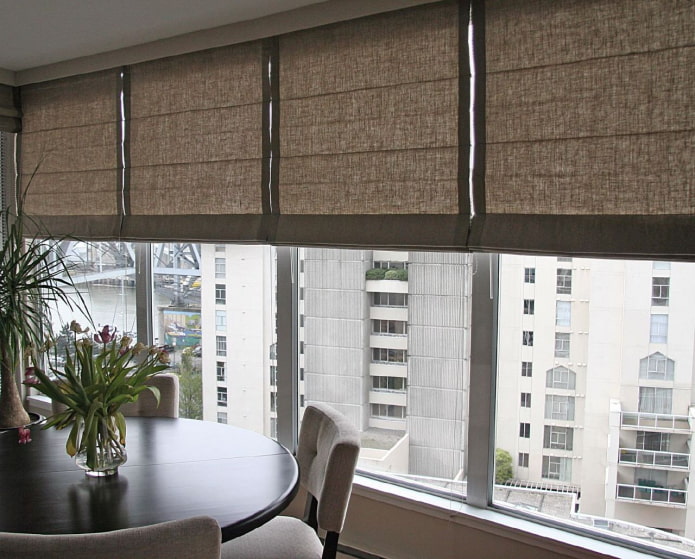 linnen vouwgordijnen op het balkon
