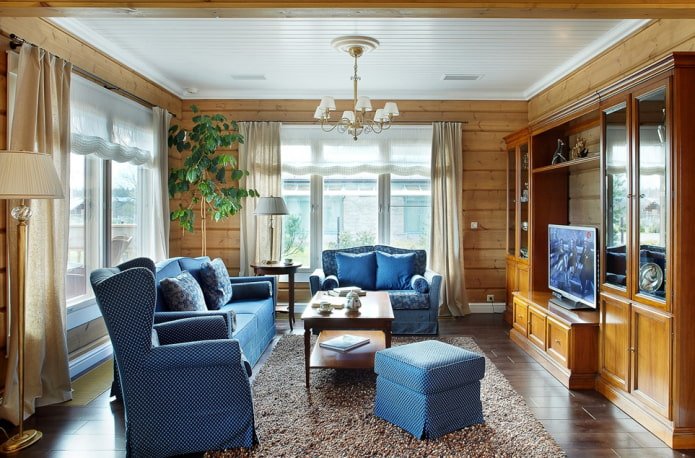 linnen gordijnen in een houten huis