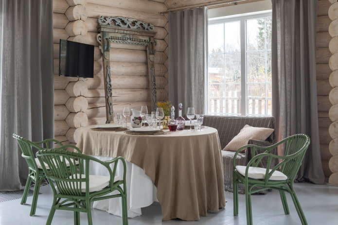 linnen gordijnen in een houten huis