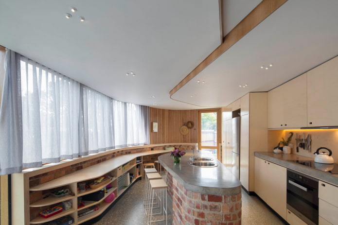 korte linnen gordijnen in het interieur van de eetkamer