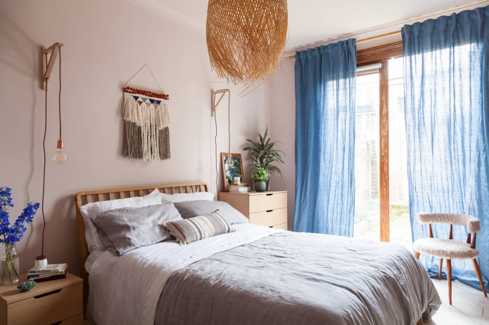 blauwe linnen gordijnen in de slaapkamer
