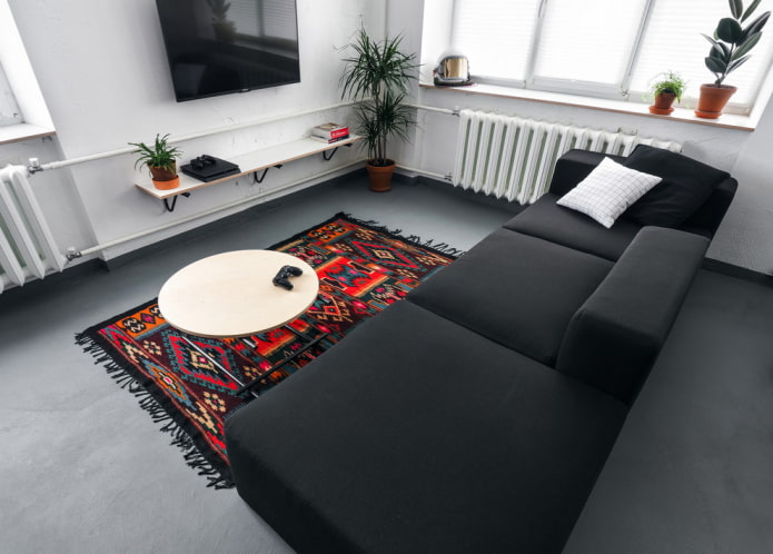 wit en grijs interieur van een loft-woonkamer