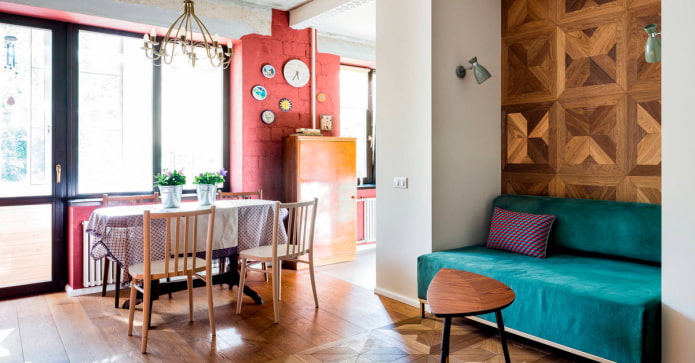 loft-woonkamer met een lichte bank