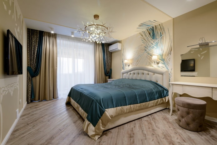 spanplafond met een kroonluchter in de slaapkamer