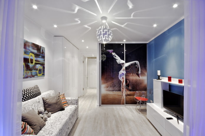 spanplafond met een kroonluchter in de kinderkamer