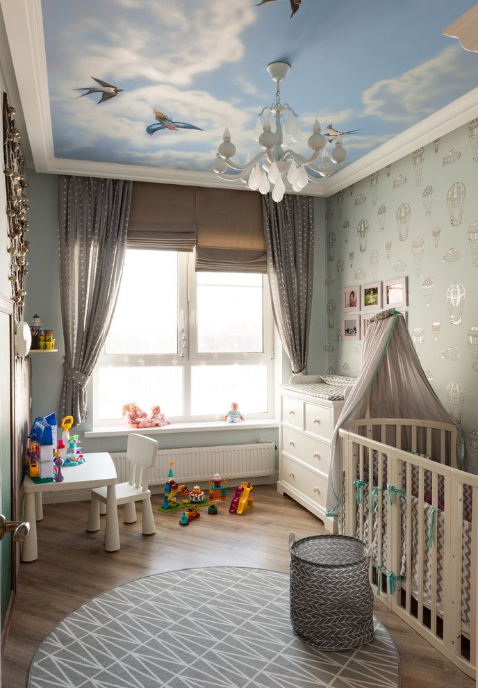 spanplafond met een kroonluchter in de kinderkamer