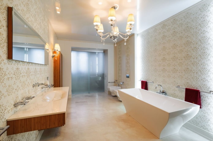 spanplafond met een kroonluchter in de badkamer