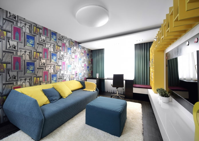 spanplafond met een kroonluchter in het interieur