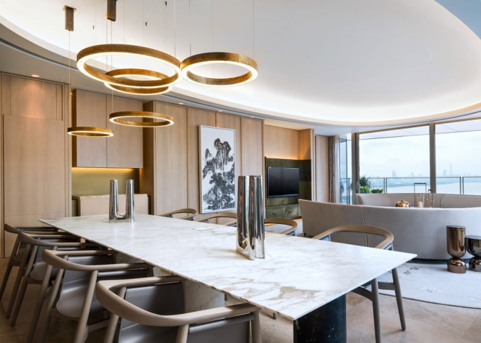 spanplafond met een kroonluchter in interieurontwerp