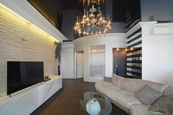 spanplafond met een kroonluchter in het interieur