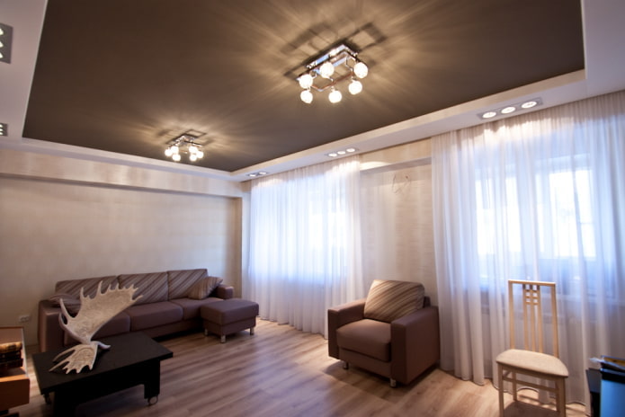 spanplafond met een kroonluchter in het interieur