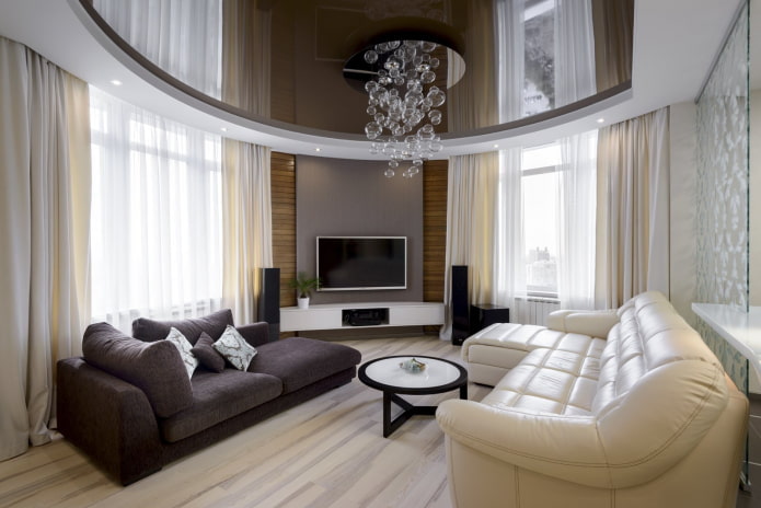 spanplafond met kroonluchter in het interieur