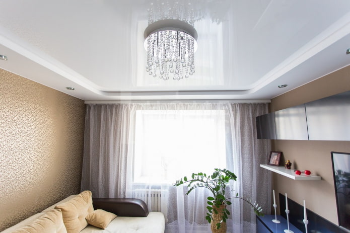 spanplafond met een kroonluchter in het interieur