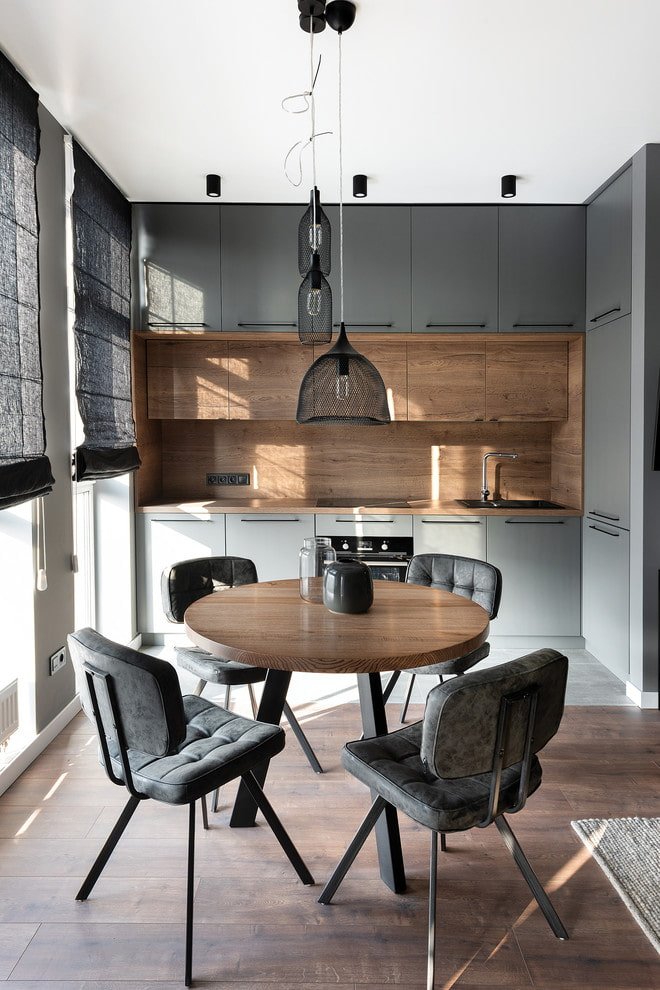 kroonluchter in het keukeninterieur in een moderne stijl