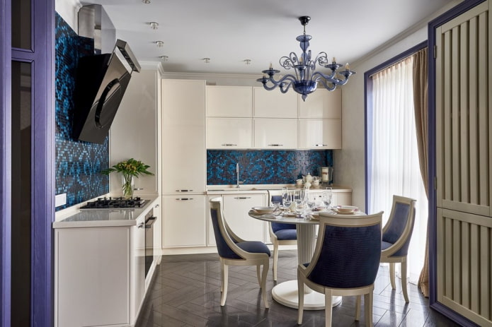 kroonluchter boven de eettafel in de keuken
