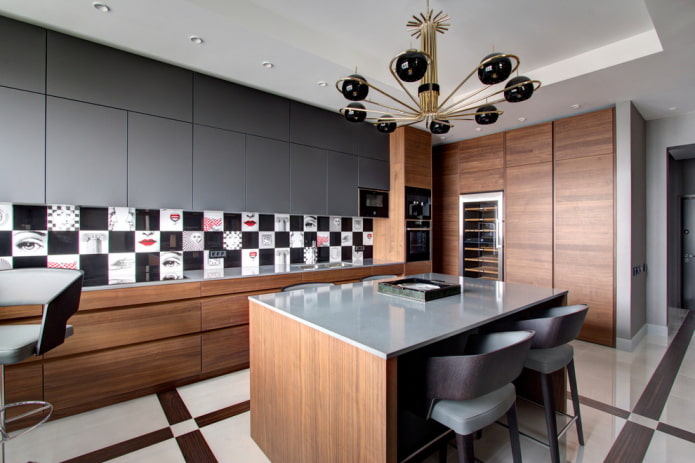 kroonluchter boven het eiland in het keukeninterieur