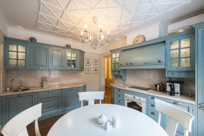 kroonluchter in het interieur van de keuken in Proven?aalse stijl
