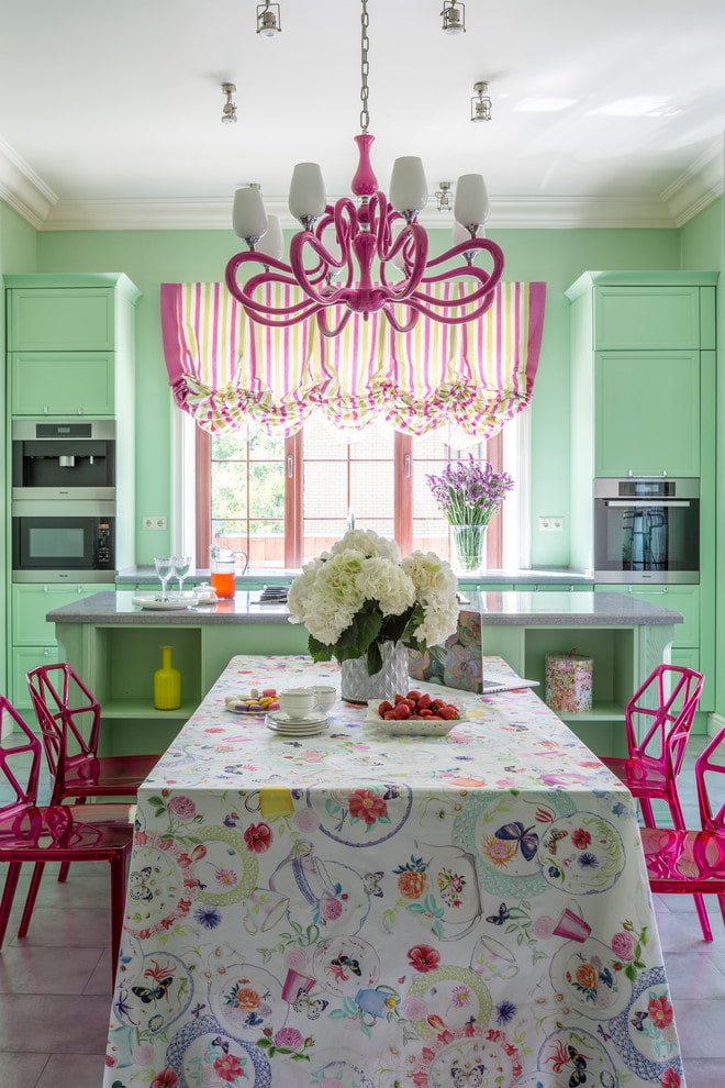 kroonluchter aan het plafond in het keukeninterieur