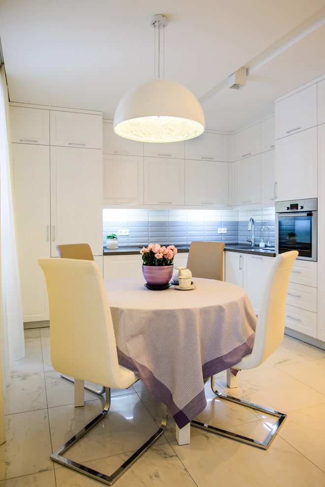 kroonluchter aan het plafond in het keukeninterieur
