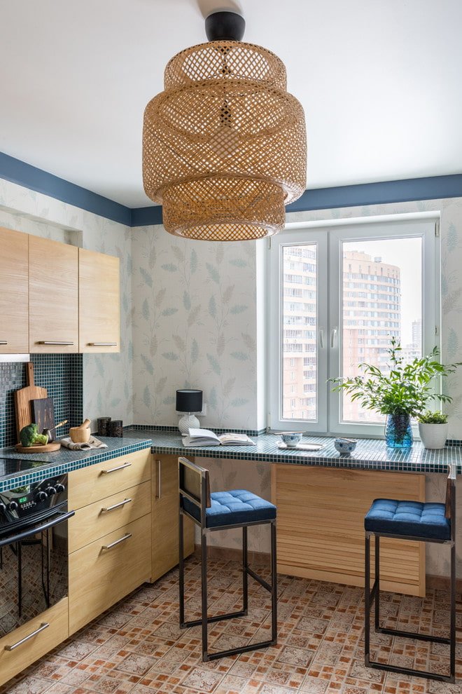 kroonluchter aan het plafond in het keukeninterieur