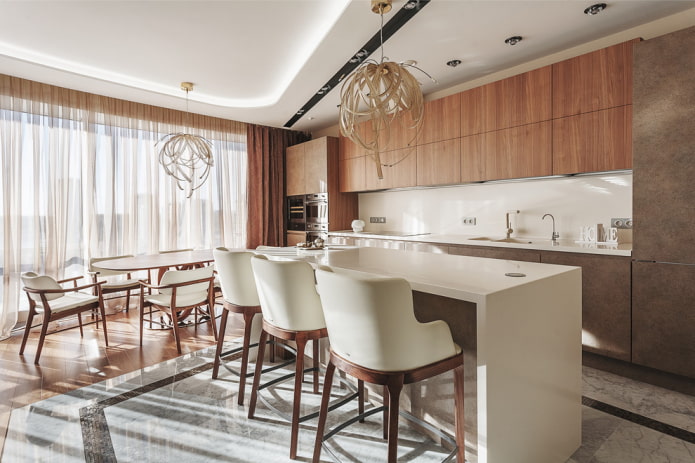twee kroonluchters aan het plafond in het keukeninterieur