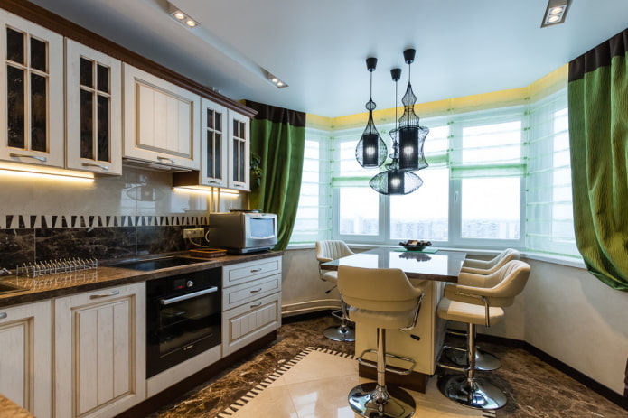 kroonluchter boven het eiland in het keukeninterieur