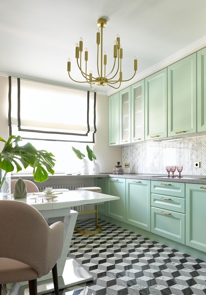 kroonluchter in het midden van het plafond in de keuken