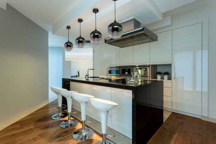 kroonluchter in het keukeninterieur in een moderne stijl