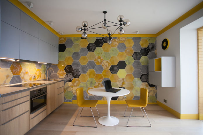 kroonluchter in het keukeninterieur in een moderne stijl
