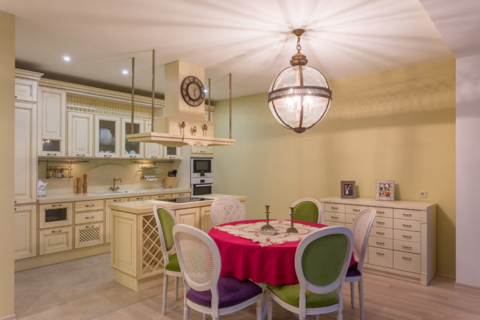 kroonluchter in het interieur van de keuken in Proven?aalse stijl