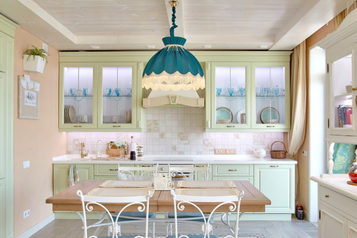 kroonluchter in het interieur van de keuken in Proven?aalse stijl
