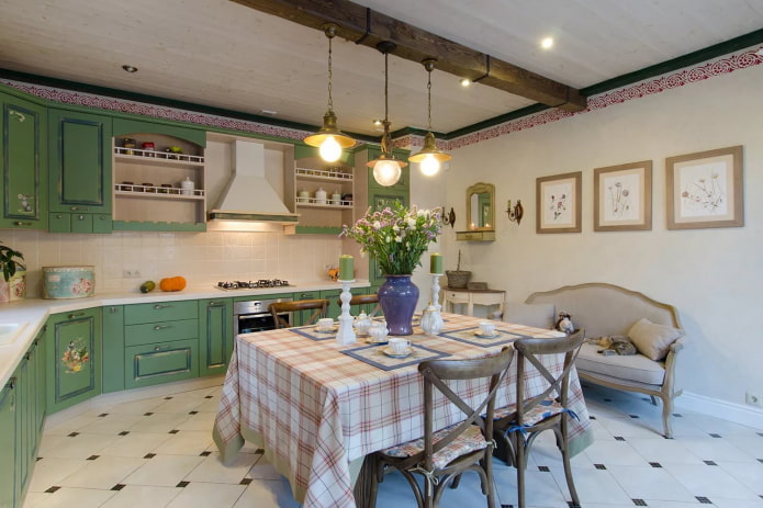 kroonluchter in het interieur van de keuken in Proven?aalse stijl