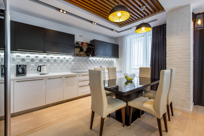 twee kroonluchters aan het plafond in het keukeninterieur