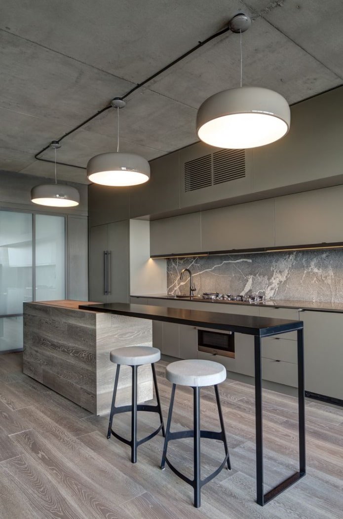 Kroonluchter boven de bar in het interieur van de keuken