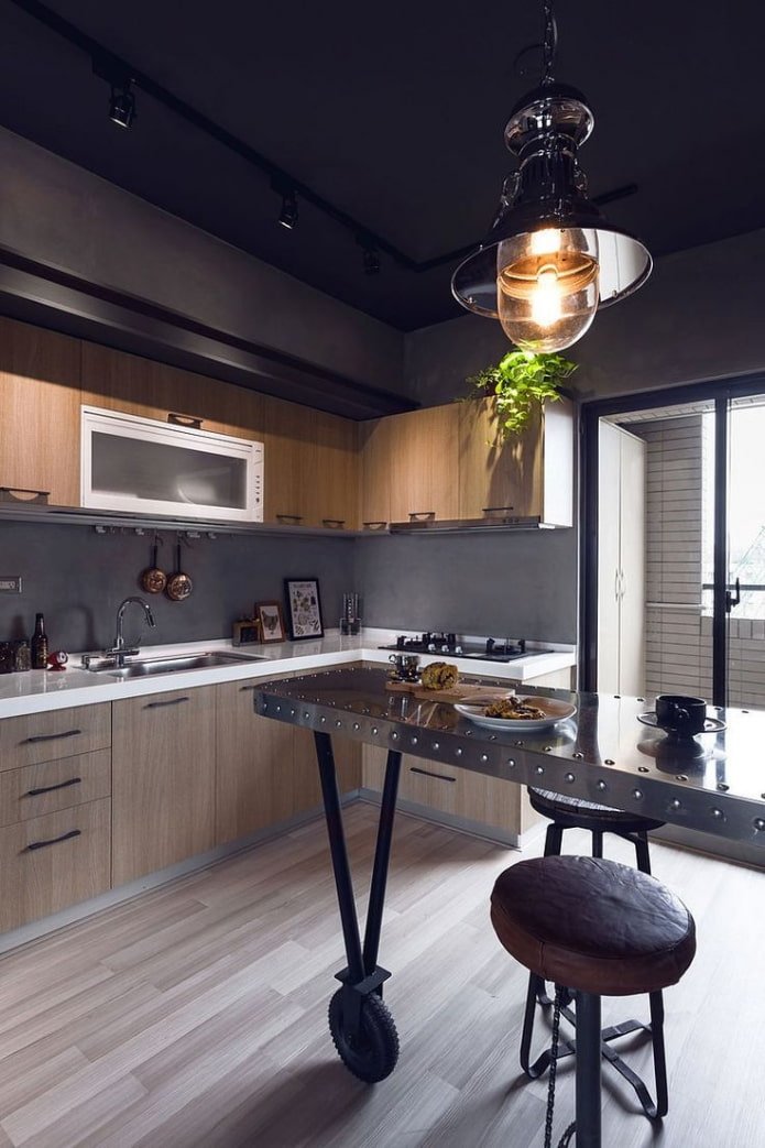 Kroonluchter boven de bar in het interieur van de keuken