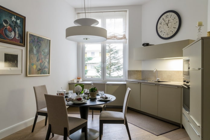 kroonluchter in het interieur van een kleine keuken