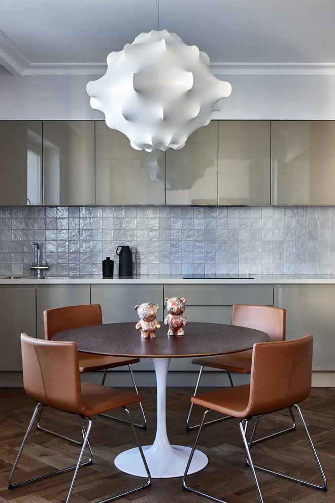 kroonluchter in het keukeninterieur in een moderne stijl