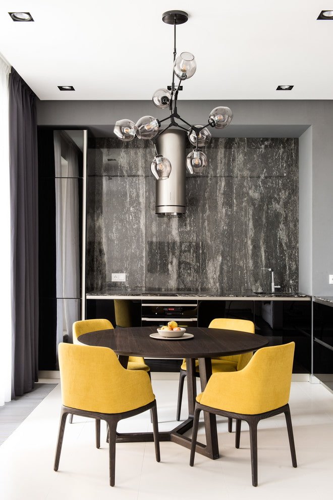 kroonluchter aan het plafond in het keukeninterieur