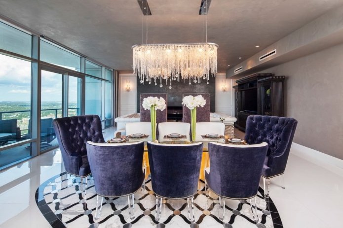 luxe kroonluchter in de eetkamer