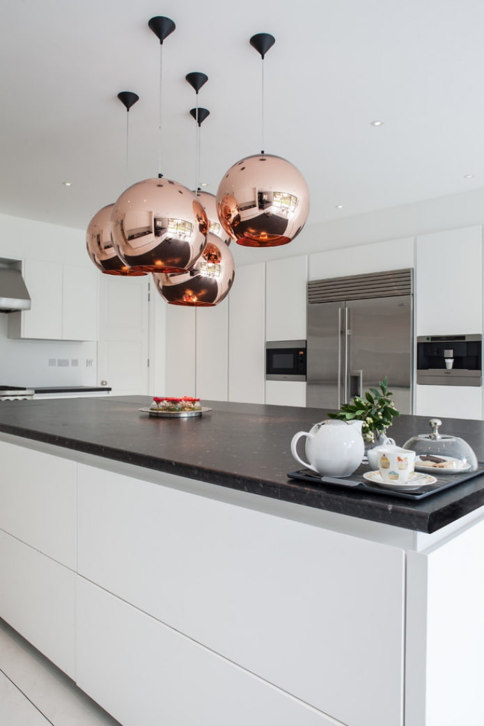 verlichting in de keuken in de vorm van hanglampen